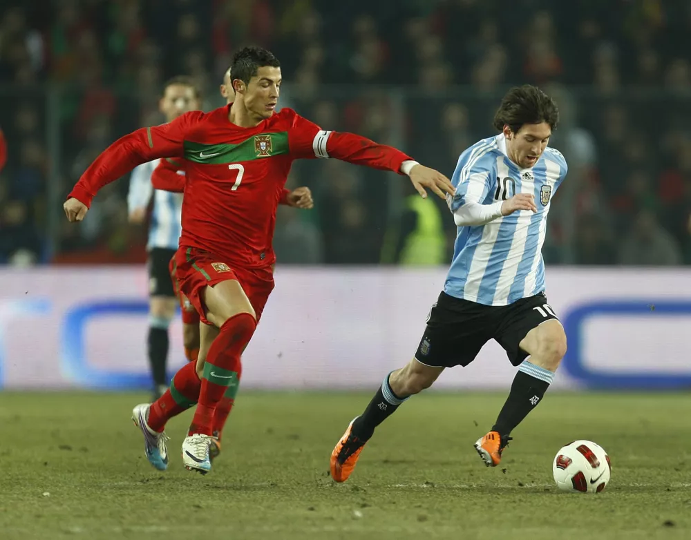 Cristiano Ronaldo (levo) in Lionel Messi sta se v reprezentančnih dresih pomerila le dvakrat, obakrat na prijateljski tekmi. Na prvi v Ženevi leta 2011 (na fotografiji) je Argentina zmagala z 2:1, vsak od njiju je prispeval gol, na drugi tri leta kasneje v Manchestru pa je Portugalska zmagala z 1:0. / Foto: Getty Images