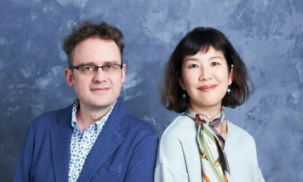 Kuratorja / skladatelja v žari&scaron;ču Foruma nove glasbe 2026 francoski skladatelj Aur&eacute;lien Dumont in japonska skladateljica Misato Močizuki. F arhiv festivala