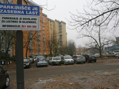 - parkiri&scaron;če Kogojeva ulica v &Scaron;i&scaron;ki - okoli 300 parkiri&scaron;č pred blokom ob Kogojevi ulici in ulici Ob žici želi podjetje Avto Lap stanovalcem namestiti parkirne zapore in parkiranje zaračunati - parkirne zapornice //FOTO: Luka Cjuha