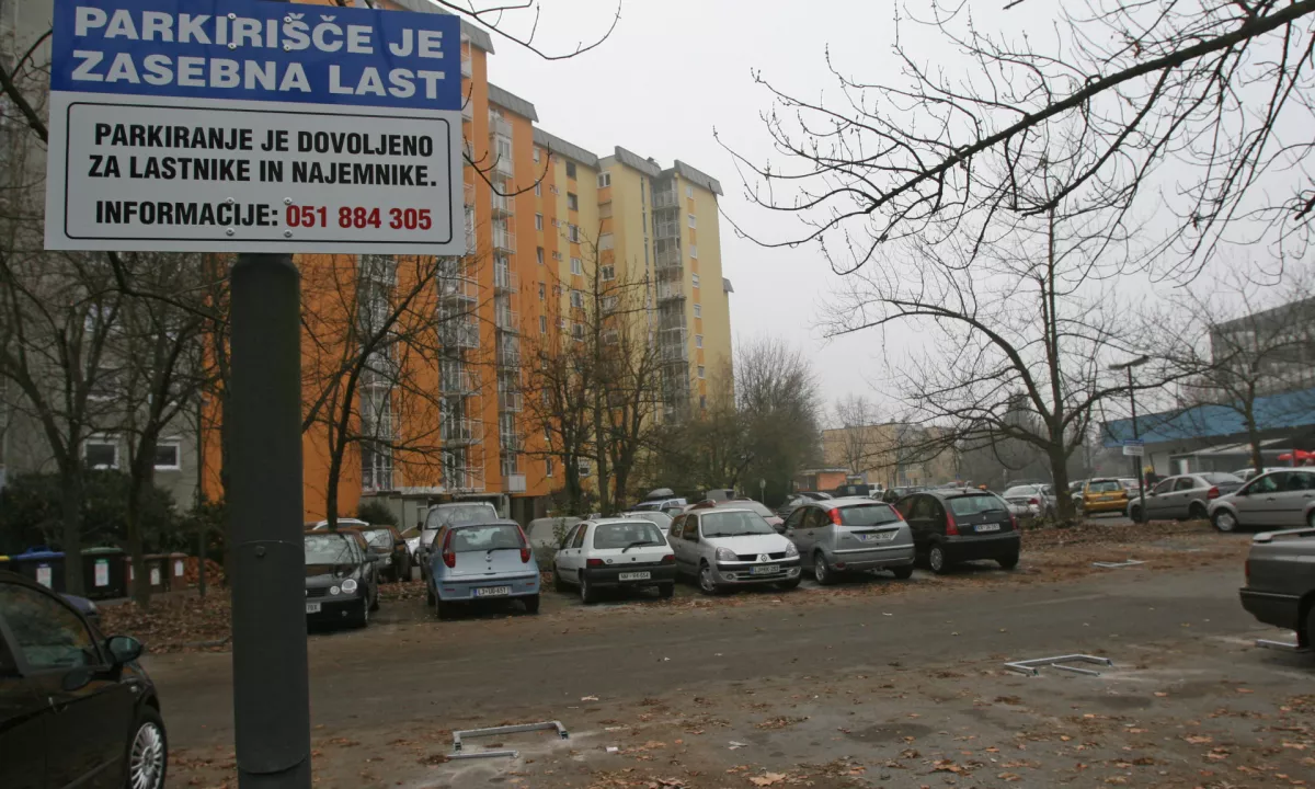 72-letnik sledil mladenki v stanovanje, razbijal po vratih njene kopalnice in jo žalil