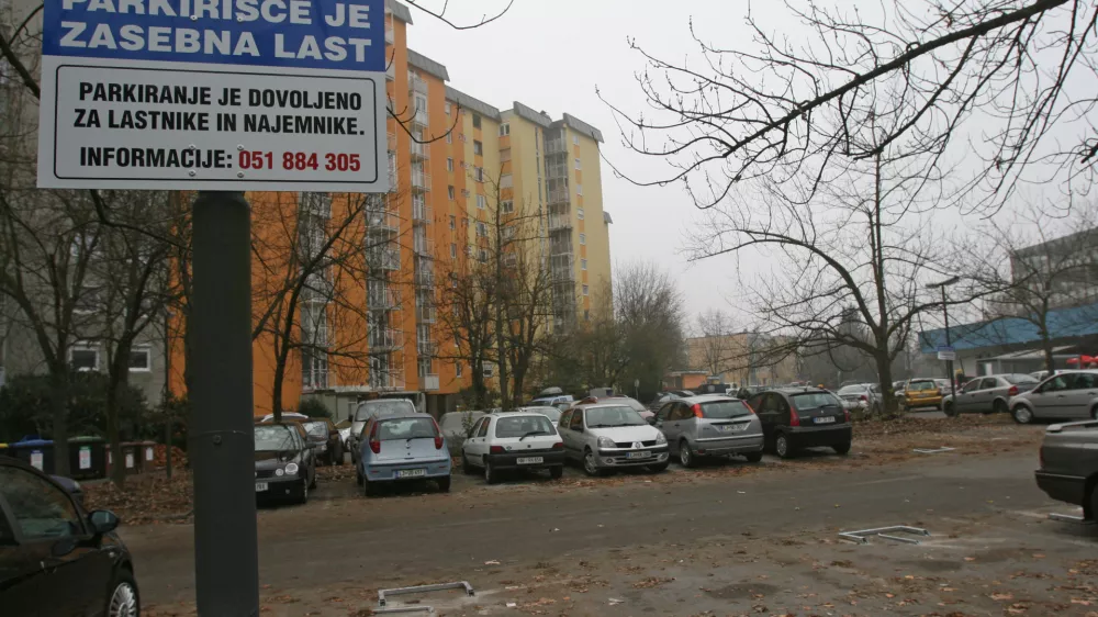 - parkiri&scaron;če Kogojeva ulica v &Scaron;i&scaron;ki - okoli 300 parkiri&scaron;č pred blokom ob Kogojevi ulici in ulici Ob žici želi podjetje Avto Lap stanovalcem namestiti parkirne zapore in parkiranje zaračunati - parkirne zapornice //FOTO: Luka Cjuha
