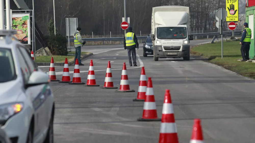 policija -  - 5.12.2013 - Avtocestno počivali&scaron;če Voklo - gorenjska avtocesta - preusmeritev prometa skozi počivali&scaron;če - kontrola cestnega prometa v kateri so sodelovali policisti, cariniki in cestninski nadzorniki DARS //FOTO: Luka Cjuha