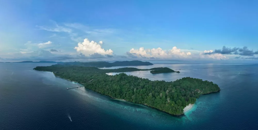 The scenic island of Bangka, just north of Sulawesi in Indonesia, is fringed by healthy coral reefs and mangroves. This area is part of the Coral Triangle and harbors astounding marine biodiversity. / Foto: Velvetfish