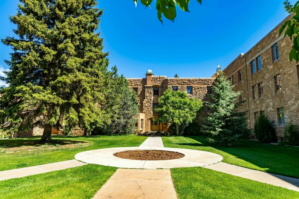 Laramie, WY, USA - June 04, 2026: Exterior view of Knight Hall on the University of Wyoming campus in Laramie Wyoming / Foto: Gummybone