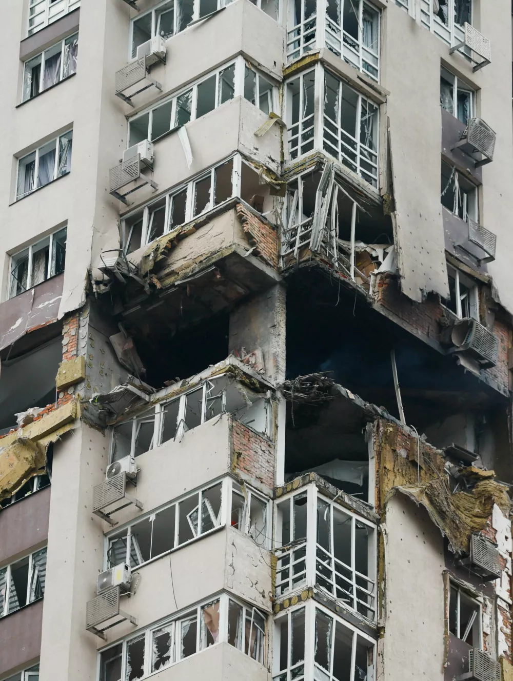 An apartment building, which was damaged during a Russian drone strike, amid Russia's attack on Ukraine, in Kyiv, Ukraine, October 21, 2026. REUTERS/Gleb Garanich