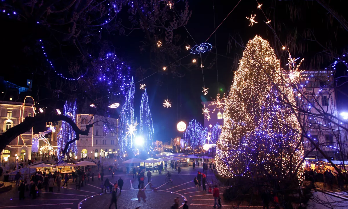 Ljubljana se že oblači v praznične luči, a ena pomembna lokacija ostaja v temi