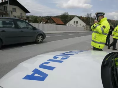 - Policija - policijska akcija Hitrost - počasneje je varneje, v okviru katere bo poostrila nadzor na cestah. - radar - meritev hitrosti, kontrola - Log pri Brezovici - glavni cilj akcije je po navedbah policije zmanj&scaron;anje &scaron;tevila prometnih nesreč zaradi hitrosti.//FOTO: Luka CjuhaOPOMBA: ZA OBJAVO V ČASOPISU DNEVNIK