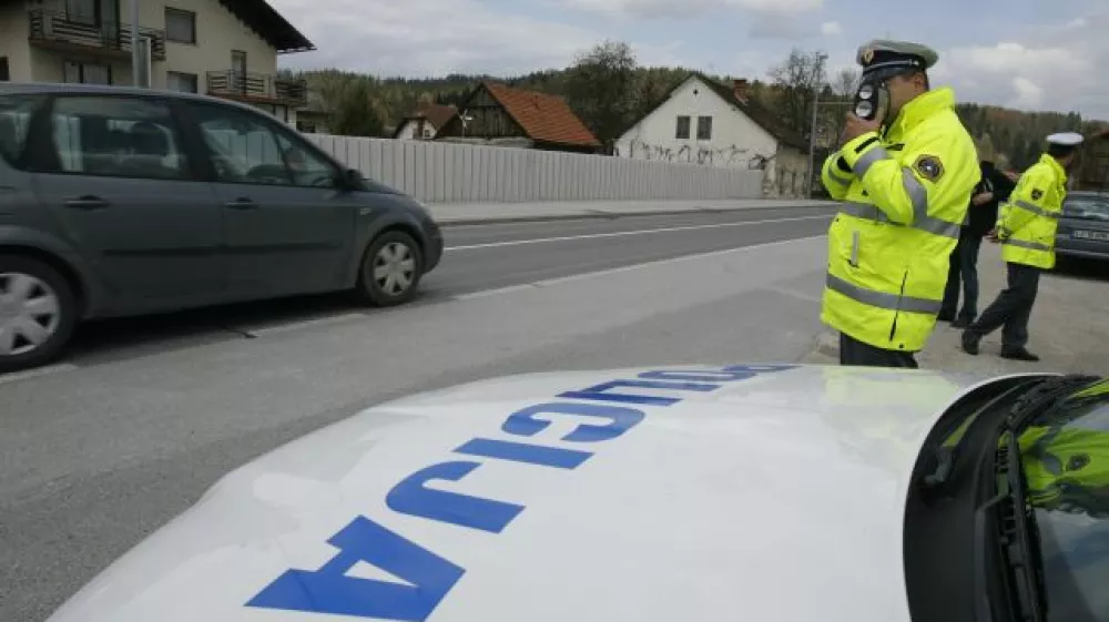 - Policija - policijska akcija Hitrost - počasneje je varneje, v okviru katere bo poostrila nadzor na cestah. - radar - meritev hitrosti, kontrola - Log pri Brezovici - glavni cilj akcije je po navedbah policije zmanj&scaron;anje &scaron;tevila prometnih nesreč zaradi hitrosti.//FOTO: Luka CjuhaOPOMBA: ZA OBJAVO V ČASOPISU DNEVNIK