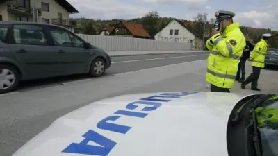 - Policija - policijska akcija Hitrost - počasneje je varneje, v okviru katere bo poostrila nadzor na cestah. - radar - meritev hitrosti, kontrola - Log pri Brezovici - glavni cilj akcije je po navedbah policije zmanjšanje števila prometnih nesreč zaradi hitrosti.//FOTO: Luka CjuhaOPOMBA: ZA OBJAVO V ČASOPISU DNEVNIK
