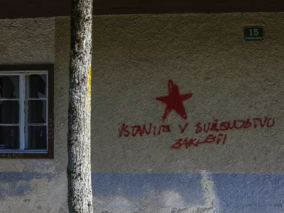 - 04.03.2016 - Grudnovo nabrežje v Ljubljani - grafit Vstanite v suženjstvo zakleti - simbolična fotografija - rdeča zvezda - ///FOTO: Luka Cjuha.