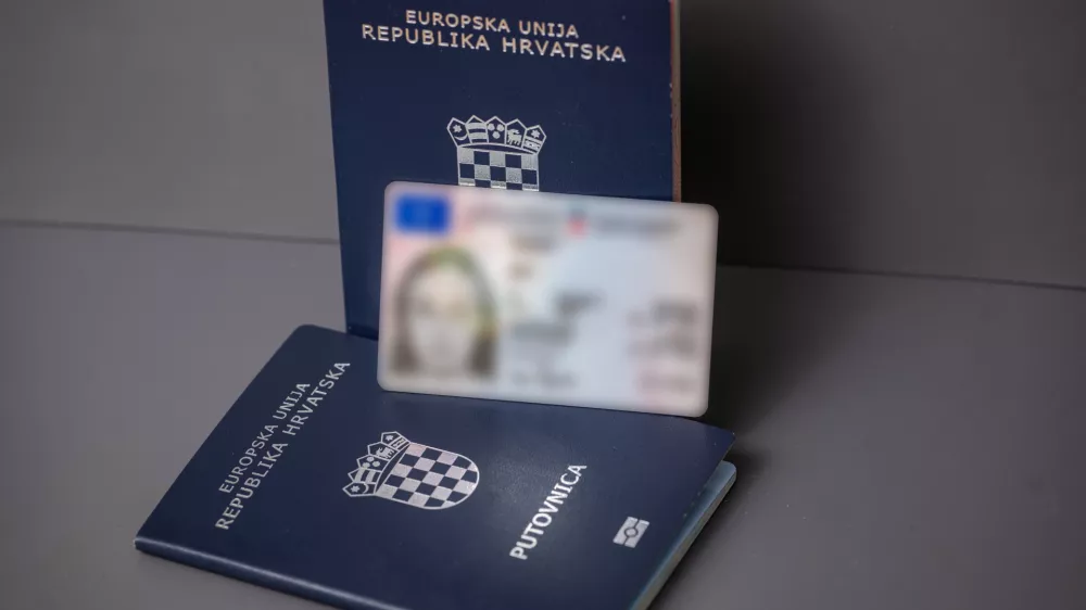Petindvajsetletnik osebne izkaznice ni izgubil. Fotografija je simbolična. Foto: PixseIl