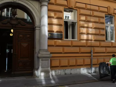 21.5.2026 - Ustavno sodi&scaron;če - vabimo vas na izjavo poslank Svobode Tereze Novak in Lucije Tacer Perlin. Poslanki bosta podprli Darka Nikolovskega, ki bo zaradi vpliva tujih obve&scaron;čevalnih služb, zaradi česar je bila kr&scaron;ena pravica do svobodnih volitev, vložil ustavno pritožbo.zjava poslank in vlagatelja bo danes, 21. 5. 2026, ob 9.00 pred vhodom na sedež Ustavnega sodi&scaron;ča RS (Beethovnova ulica 10).Foto: Luka Cjuha