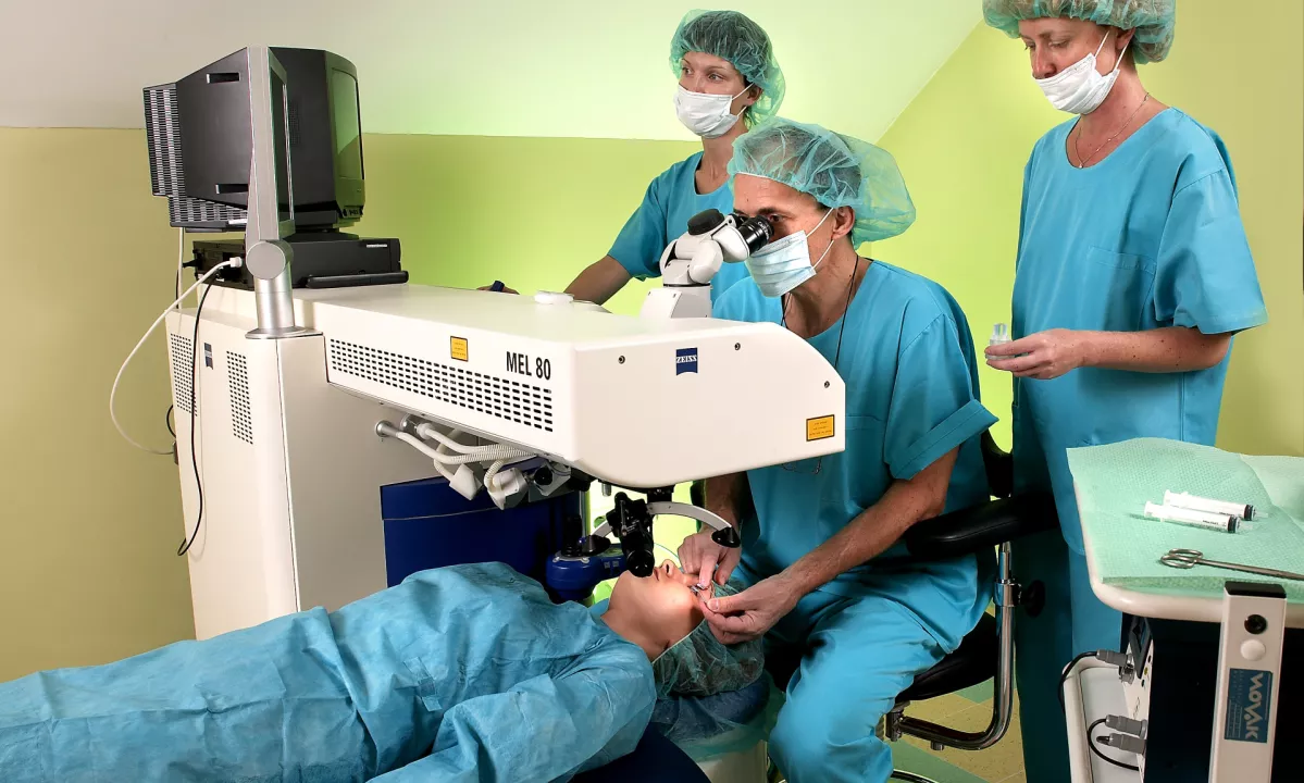 Revolucija, ki je odnesla očala: od prvega laserja pri nas do digitalnega dvojnika očesa