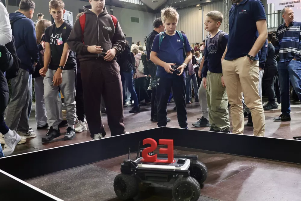 Kako bo videti prihodnost? Samovozeči dostavni robot in laboratorij v virtualni resničnosti
