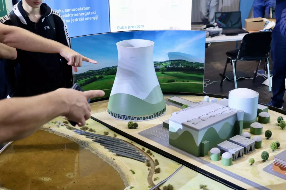 Kako bo videti prihodnost? Samovozeči dostavni robot in laboratorij v virtualni resničnosti