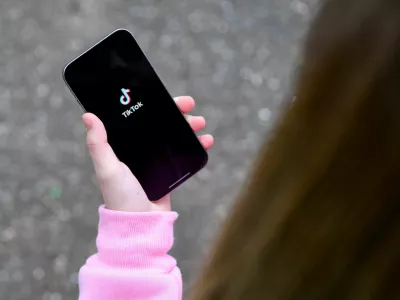 Dekle s telefonom v roki