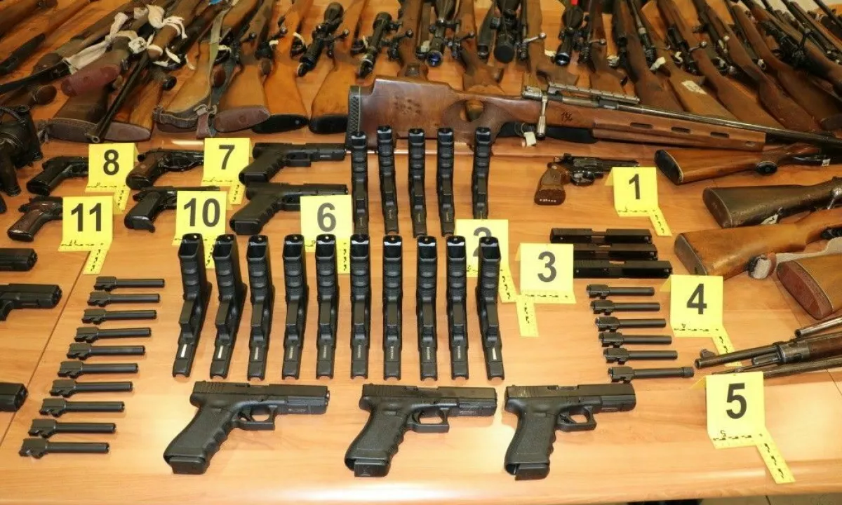 Največji zaseg v zadnjih letih: Skrival 149 pištol in pušk, eksploziv, ročne bombe …