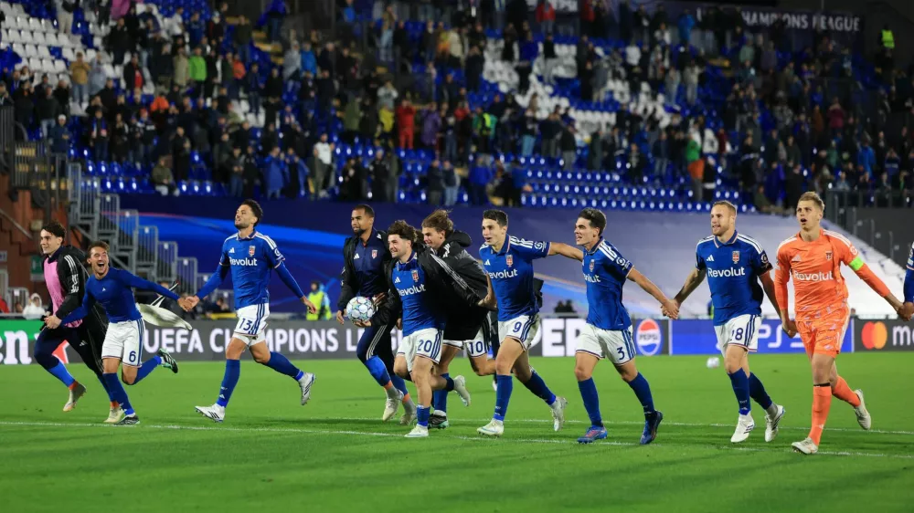 Soccer Football - UEFA Champions League - Como v Manchester United - Stadio Giuseppe Sinigaglia, Como, Italy - October 21, 2026 Como players celebrate after the match REUTERS/Claudia Greco