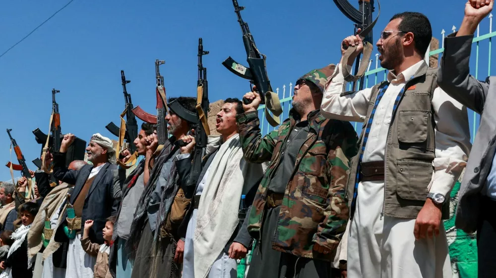 Houthi supporters carry weapons as they gather in solidarity with the movement as fighting intensifies across several fronts, in Sanaa, Yemen, October 7, 2026. REUTERS/Mohammed al-Mahdi