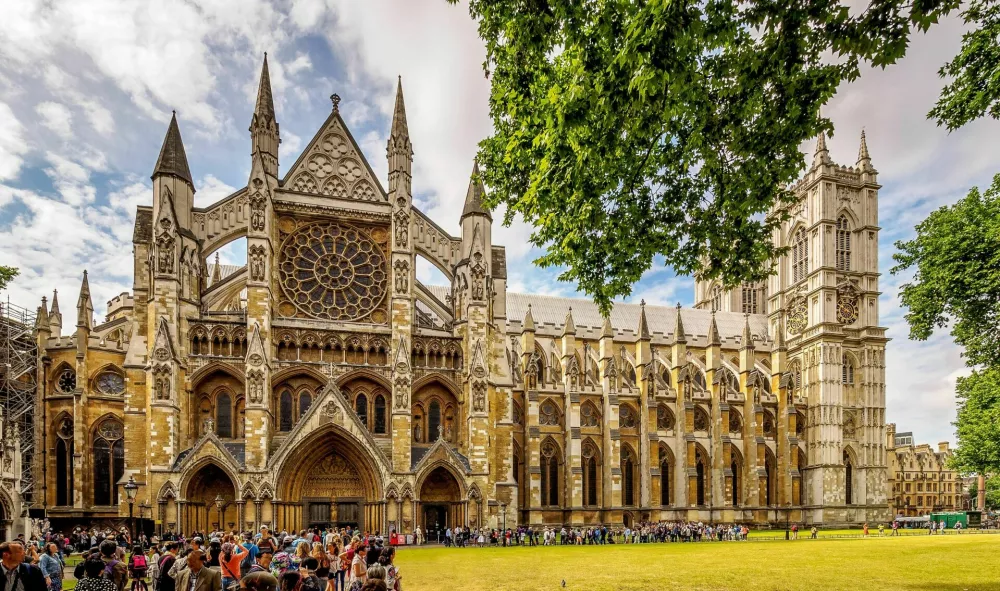 Multi-shop panorama of Westminster Abbey, London in high season, taken from street. / Foto: Geoff Eccles