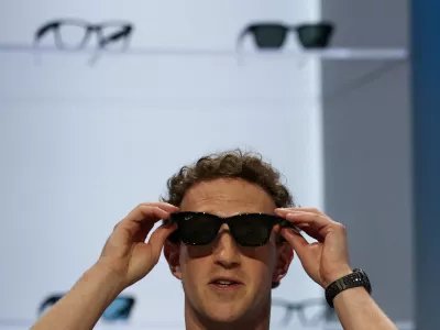 FILE PHOTO: Meta CEO Mark Zuckerberg tries on Meta smart glasses during the Meta Connect event at the company's headquarters in Menlo Park, California, U.S., September 23, 2026. REUTERS/Carlos Barria/File Photo