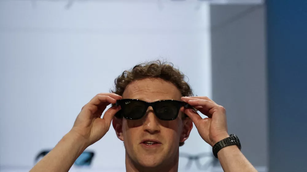 FILE PHOTO: Meta CEO Mark Zuckerberg tries on Meta smart glasses during the Meta Connect event at the company's headquarters in Menlo Park, California, U.S., September 23, 2026. REUTERS/Carlos Barria/File Photo