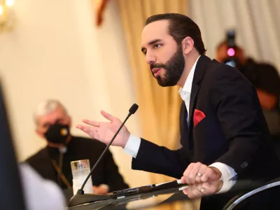 El Salvador's President Nayib Bukele takes part in a meeting with accredited ambassadors in El Salvador, at the Presidential House in San Salvador, El Salvador May 3, 2021. Picture taken May 3, 2021. Secretaria de Prensa de La Presidencia/Handout via REUTERS ATTENTION EDITORS - THIS IMAGE WAS PROVIDED BY A THIRD PARTY. NO RESALES. NO ARCHIVES. MANDATORY CREDIT.
