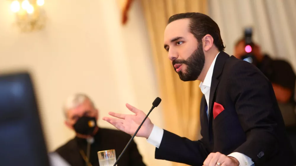 El Salvador's President Nayib Bukele takes part in a meeting with accredited ambassadors in El Salvador, at the Presidential House in San Salvador, El Salvador May 3, 2021. Picture taken May 3, 2021. Secretaria de Prensa de La Presidencia/Handout via REUTERS ATTENTION EDITORS - THIS IMAGE WAS PROVIDED BY A THIRD PARTY. NO RESALES. NO ARCHIVES. MANDATORY CREDIT.