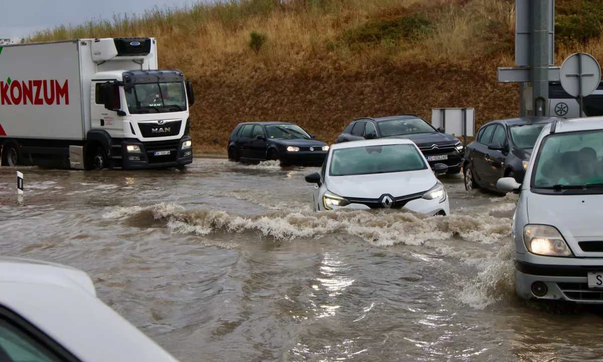 Dalmacija pod vodo, na cestah kaos: avtomobili dobesedno plavali