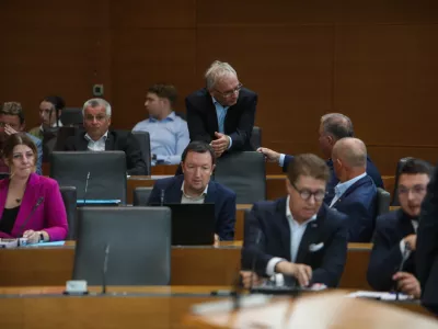 - mag. Karmen Furman, SDS,- Ale&scaron; Hojs, SDS, - Tomaž Lisec, SDS,- 18.09.2026. - Izredna seja DZ RS, na kateri s obravnavali predlog zakona o začasnih ukrepih za učinkovitej&scaron;e izvajanje sistema dolgotrajne oskrbe.//FOTO: Bojan Velikonja