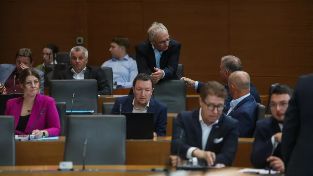 - mag. Karmen Furman, SDS,- Ale&scaron; Hojs, SDS, - Tomaž Lisec, SDS,- 18.09.2026. - Izredna seja DZ RS, na kateri s obravnavali predlog zakona o začasnih ukrepih za učinkovitej&scaron;e izvajanje sistema dolgotrajne oskrbe.//FOTO: Bojan Velikonja