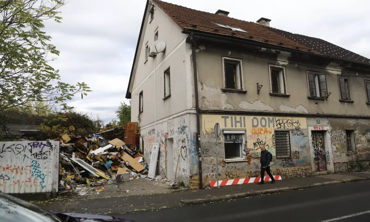 Priprave na širitev cest v središču Ljubljane: rušenje na Masarykovi in Šmartinski