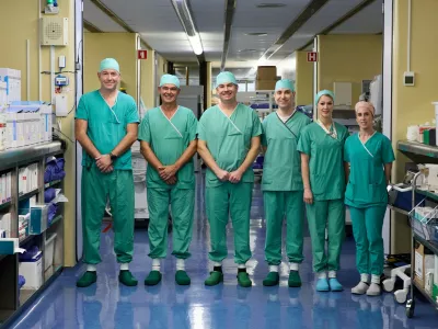 Del multidisciplinarne ekipe: (od leve proti desni)abdominalna kirurga Miha Petrič in Blaž Trotov&scaron;ek, gastroenterolog David Drobne, anesteziolog Sergej Godec ter operacijski medicinski sestri Maja Grozde in Eva Zalar Strmčnik. / Foto: Žan Rutar