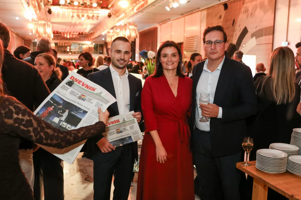 - Tatjana Tanackovič, odgovorna urednica Nedeljskega dnevnika in spletnih medijev dnevnik.si in nedeljski.si- Bo&scaron;tjan Koritnik, podžupan MOL,- sveže stiskan časopis,- sprejem po prireditvi,- 21.10.2026. - Slavnostna prireditev Gazela 2026, Podelitev nagrad za najhitreje rastoča podjetja v Sloveniji.//FOTO: Bojan Velikonja