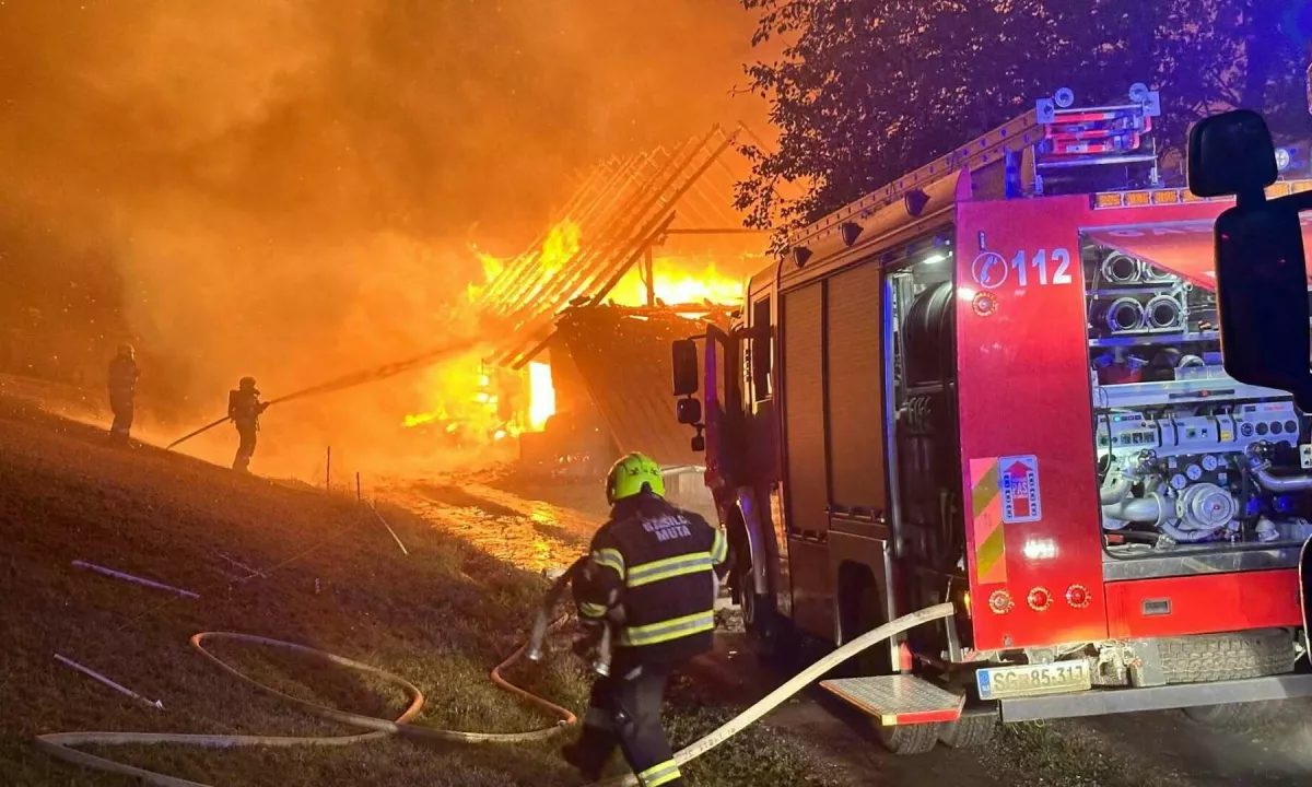 (Foto) Požar v hlevu uničil vse, vzrok je kratek stik
