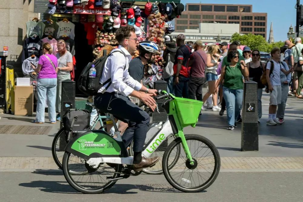 London, England, UK - 4 July 2025: Person riding a Lime Bike in Westminister in central London / Foto: Ceri Breeze