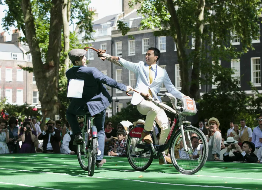 LONDON, ENGLAND - JULY 11: Members of the public take part in the Chap Olympiad 2015 in Bedford Square Gardens, on July 11, 2015 in London, England. (Photo by John Phillips/Getty Images) / Foto: John Phillips