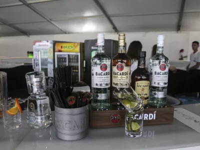 - simbolična fotografija - alkohol - alkoholne pijače - prestiž - bogastvo - luksuz - bogati - bogastvo - revni - recesija - kriza - socialne razlike - - 13.05.2016 - Hrva&scaron;ka - Prvi Rovinj Beach Polo turnir v zalivu Porton Biondi - kraljevski &scaron;port v katerem so se pomerile &scaron;tiri mednarodne ekipe igralcev iz Argentine, &Scaron;vice, Nemčije, ZDA, &Scaron;vedske in Velike Britanije na približno 50 argentinskih plemenskih žrebcih -  ///FOTO: Luka Cjuha.