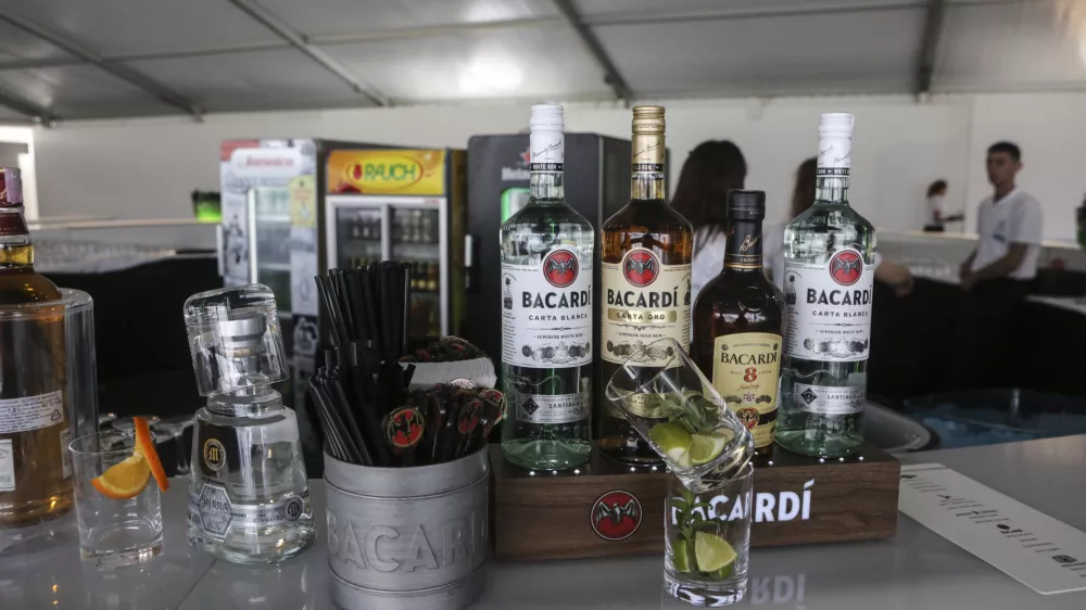 - simbolična fotografija - alkohol - alkoholne pijače - prestiž - bogastvo - luksuz - bogati - bogastvo - revni - recesija - kriza - socialne razlike - - 13.05.2016 - Hrva&scaron;ka - Prvi Rovinj Beach Polo turnir v zalivu Porton Biondi - kraljevski &scaron;port v katerem so se pomerile &scaron;tiri mednarodne ekipe igralcev iz Argentine, &Scaron;vice, Nemčije, ZDA, &Scaron;vedske in Velike Britanije na približno 50 argentinskih plemenskih žrebcih -  ///FOTO: Luka Cjuha.