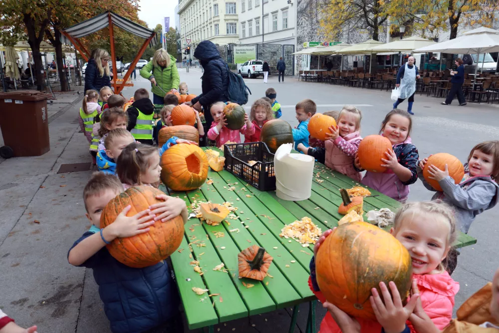 23.10.2026 -tržnica, buče, otrociFoto: Tomaž Skale