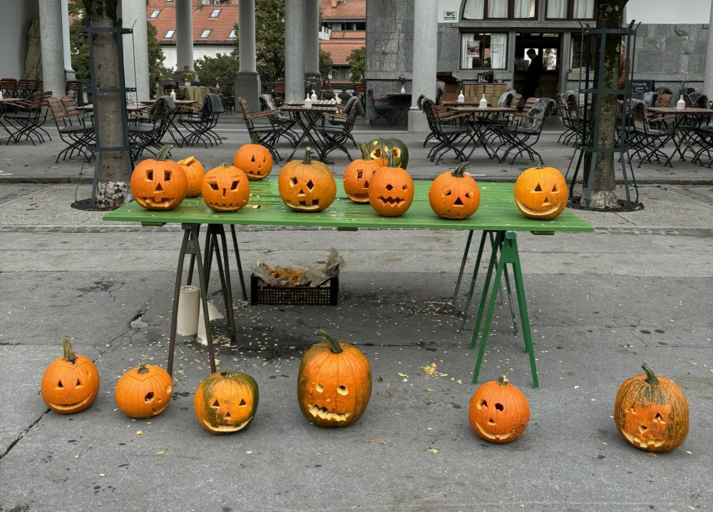 Izrezane buče pred&scaron;olskih otrok na ljubljanski tržnici, 23. 10. 2026