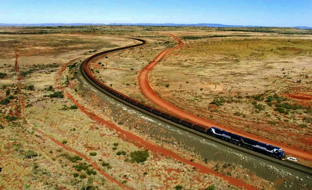 This picture realeased by BHP 22 June 2001 shows BHP Iron Ore's world record breaking train makes its way across Western Australia's Pilbara Region. The train was 7.353 kilometres long and carried an estimated 82,000 wet metric tonnes of iron ore. The total weight of the train was about 100,000 tonnes. The eight locomotives train completed the 275 kilometres journey through Western Australia's rocky red Outback into Port Hedland in just over 10 hours. PHOTO,Image: 69124397, License: Rights-managed, Restrictions: AUSTRALIA OUT, Model Release: no / Foto: Profimedia