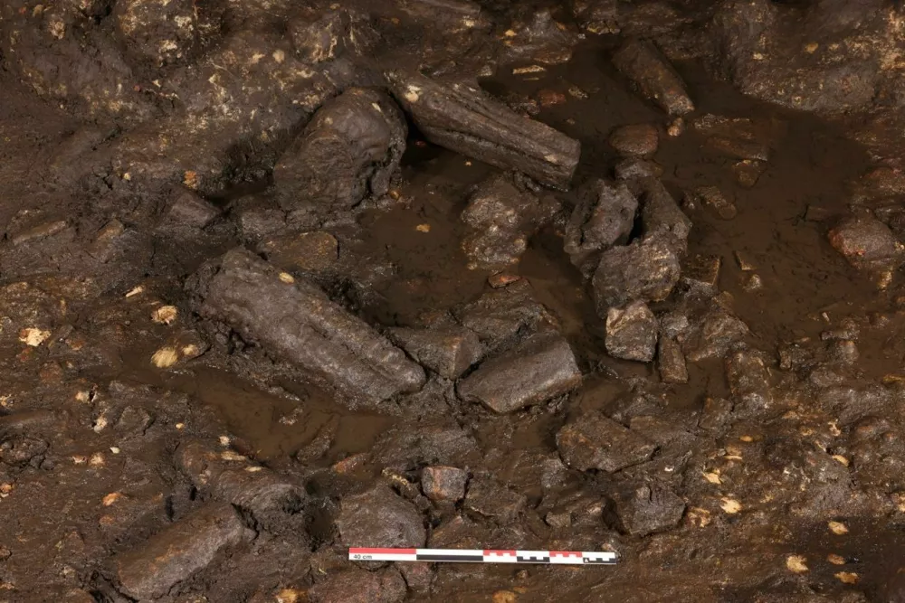 Velik stalagmit v jami Cova Dones, ki so ga v preteklosti odlomili in premaknili, da so si olaj&scaron;ali prehod skozi jamo. Tak&scaron;ni posegi pričajo o tem, da so ljudje njeno notranjost raziskovali in uporabljali že davno pred sodobnimi jamarji. / Foto: &copy; Archaeosymbol Research Team