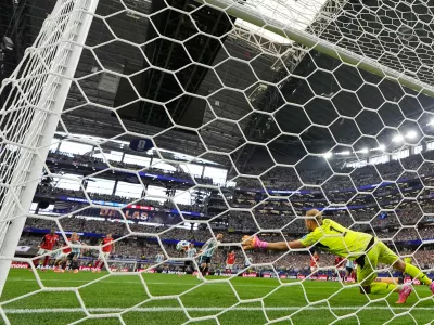 Austria goalkeeper Alexander Schlager (1) dives for the ball as Argentina's Lionel Messi's penalty kick goes wide during the World Cup Group J soccer match between Argentina and Austria in Arlington, Texas, near Dallas, Monday, June 22, 2026.(AP Photo/Tony Gutierrez) / Foto: Tony Gutierrez