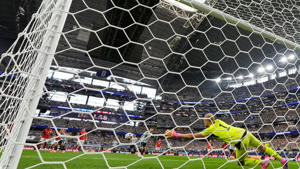 Austria goalkeeper Alexander Schlager (1) dives for the ball as Argentina's Lionel Messi's penalty kick goes wide during the World Cup Group J soccer match between Argentina and Austria in Arlington, Texas, near Dallas, Monday, June 22, 2026.(AP Photo/Tony Gutierrez) / Foto: Tony Gutierrez