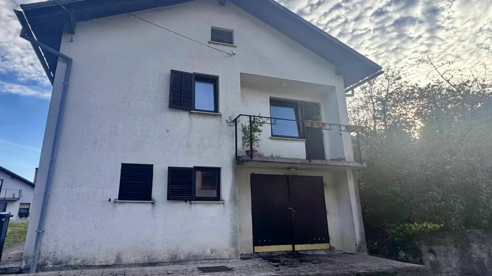Hi&scaron;a blizu Postojne, v kateri naj bi 22. oktobra 2026 47-letni mo&scaron;ki umoril svojo 74-letno mamo. 