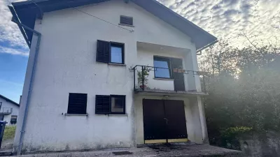 Hiša blizu Postojne, v kateri naj bi 22. oktobra 2026 47-letni moški umoril svojo 74-letno mamo. 