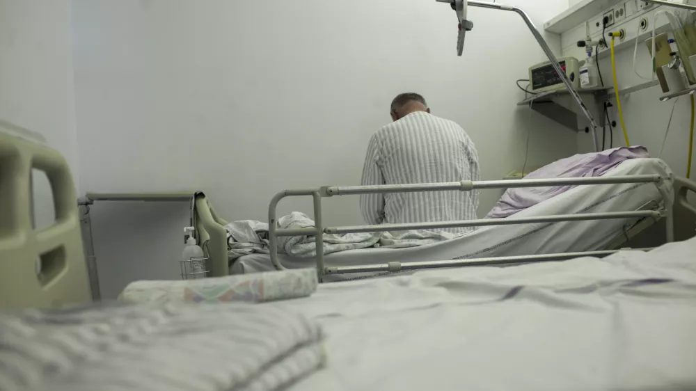 - simbolična fotografija - zdravstvo - pacient - bolezen - starost -  - 04.06.2015 - Univerzitetni klinični center v Ljubljani - Internistična prva pomoč (IPP), specialistična služba, del Urgentnega bloka Univerzitetnega kliničnega centra v Ljubljani - Urgentni blok UKC - urgenca -  ///FOTO: Luka Cjuha.