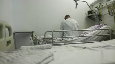 - simbolična fotografija - zdravstvo - pacient - bolezen - starost -  - 04.06.2015 - Univerzitetni klinični center v Ljubljani - Internistična prva pomoč (IPP), specialistična služba, del Urgentnega bloka Univerzitetnega kliničnega centra v Ljubljani - Urgentni blok UKC - urgenca -  ///FOTO: Luka Cjuha.