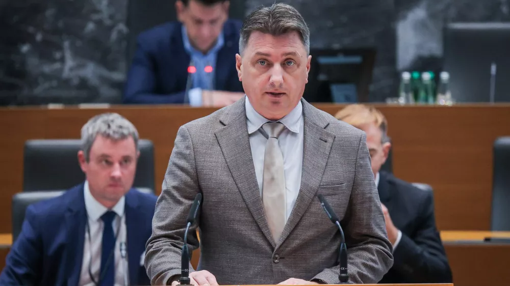 Ljubljana, DZ.Nadaljevanje redne seje DZ, na kateri so med drugim obravnavali novelo zakona o varstvu potrosnikov, novelo zakona o pravilih cestnega prometa in mandatno-volilne zadeve.Poslanec Demokratov Robert Potnik.